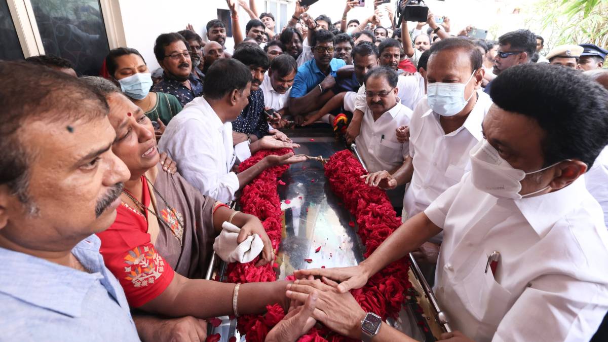 தேமுதிக தலைவரும் நடிகருமான விஜயகாந்த் கோவிட் பாதிப்பால் காலமானார்