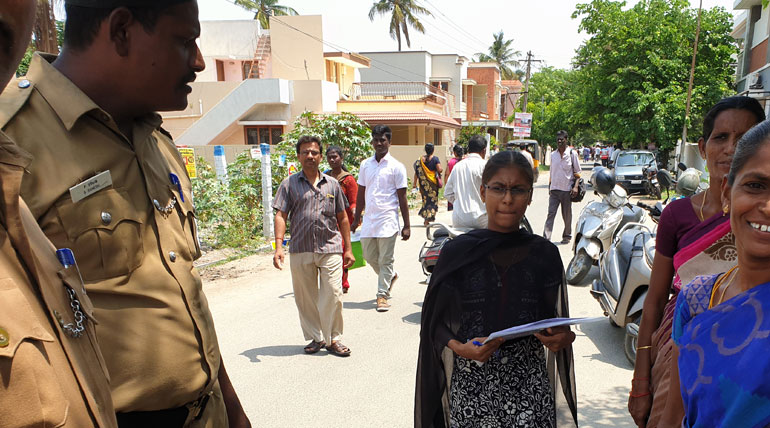 காவலர்கள் மாணவர்களுக்கு தங்களால் முடிந்த உதவிகளை செய்வது