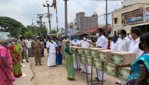 கோவையில் அமைச்சர் வேலுமணி அவர்கள் நிவாரணப் பொருட்களை மக்களுக்கு வழங்குகிறார்.